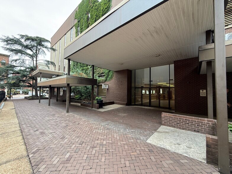 More Photos Of 14-20 W Market St, York Office For Sale