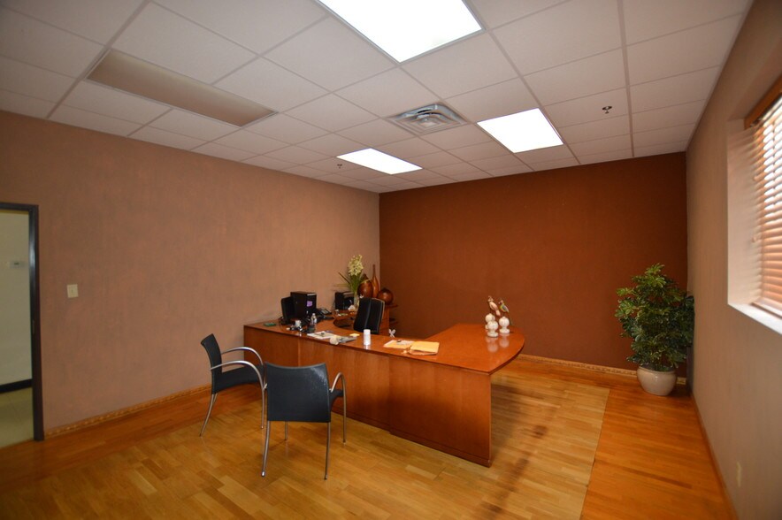 More Photos Of 712 S Walton Walker Blvd, Dallas Freestanding For Lease