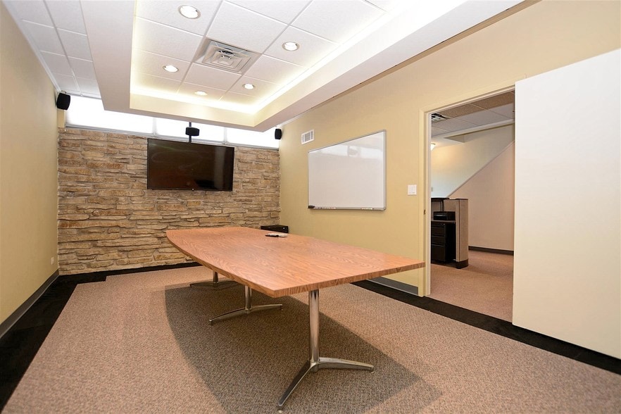 More Photos Of 512 Higgins Rd, Park Ridge Office For Lease