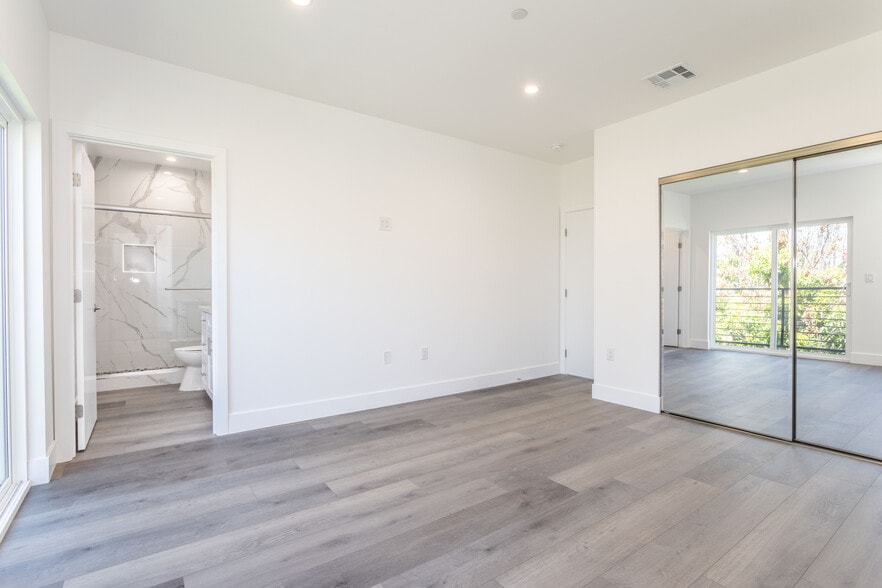 More Photos Of 1032-1038 N Oxford Ave, Los Angeles Apartments For Sale