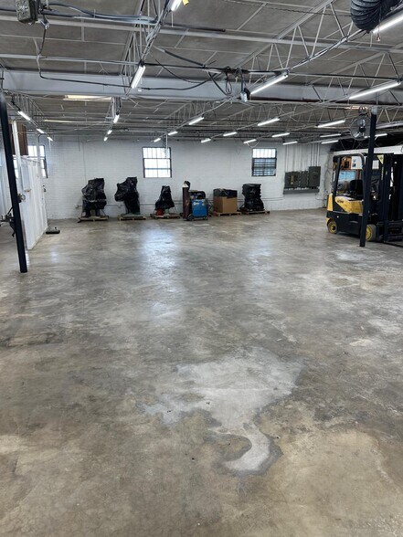 More Photos Of 4868 Victor St, Jacksonville Manufacturing For Lease