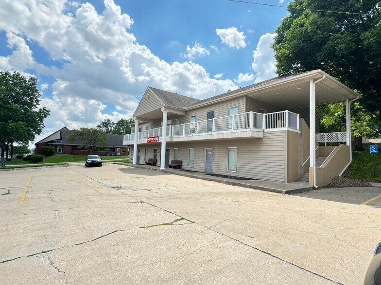 More Photos Of 4370 N Oak Trfy, Kansas City Office For Sale