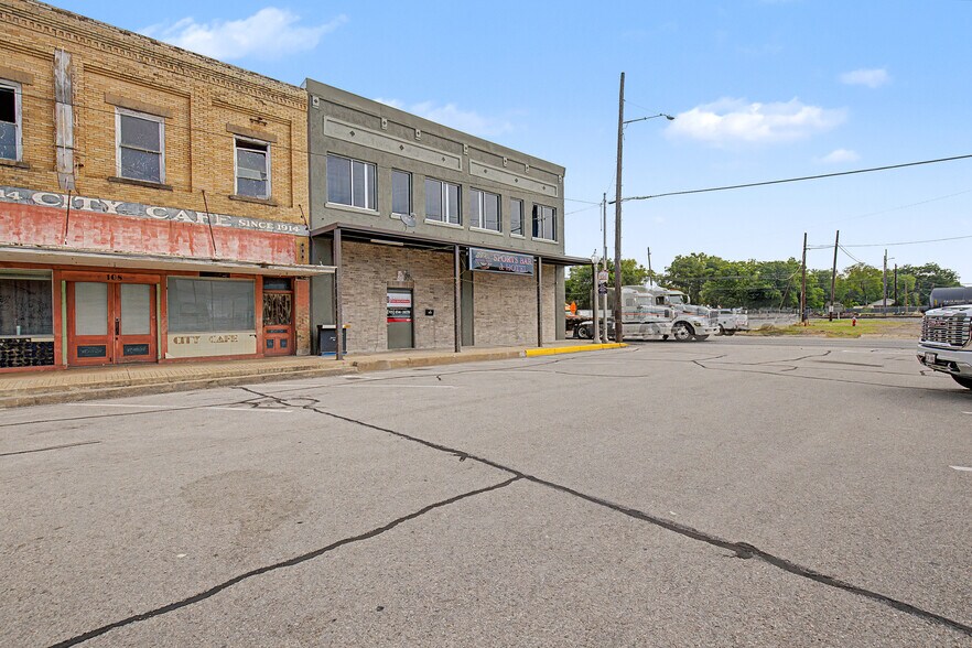 More Photos Of 102 W 4th St, Hearne Storefront For Sale