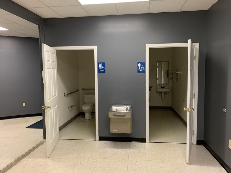 More Photos Of 5550 McFarland Blvd, Northport General Retail For Lease