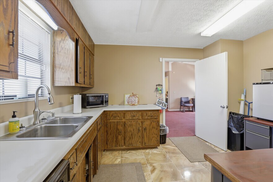 More Photos Of 7713 Oak Ridge Hwy, Knoxville Office For Sale