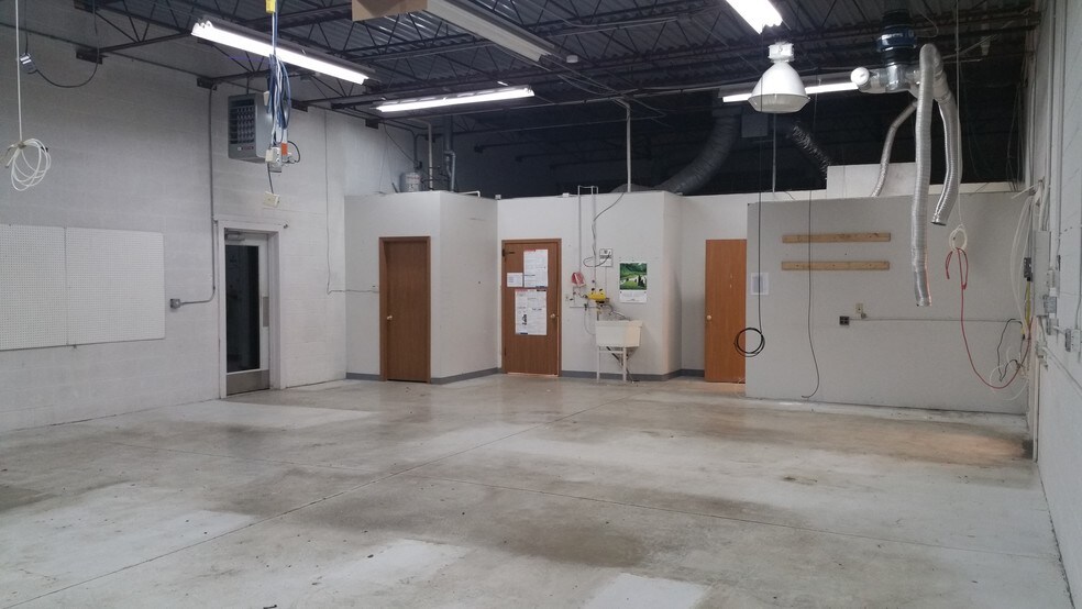 More Photos Of 9263 Ravenna Rd, Twinsburg Showroom For Lease