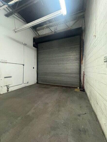 More Photos Of 10-12 Niagara Ave, Freeport Warehouse For Lease