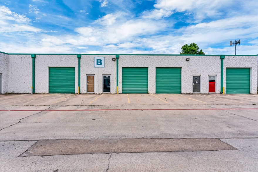 More Photos Of 400 N Bowen Rd, Arlington Warehouse For Lease