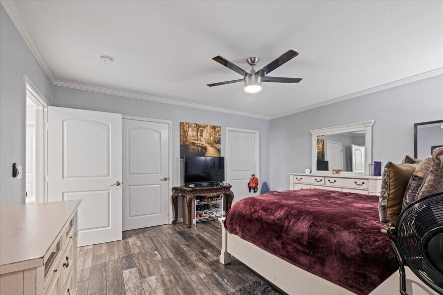 More Photos Of 902 51st St, Galveston Light Manufacturing For Sale