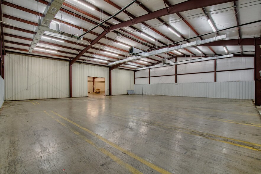 More Photos Of 1212 S Clay St, Ennis Manufacturing For Lease