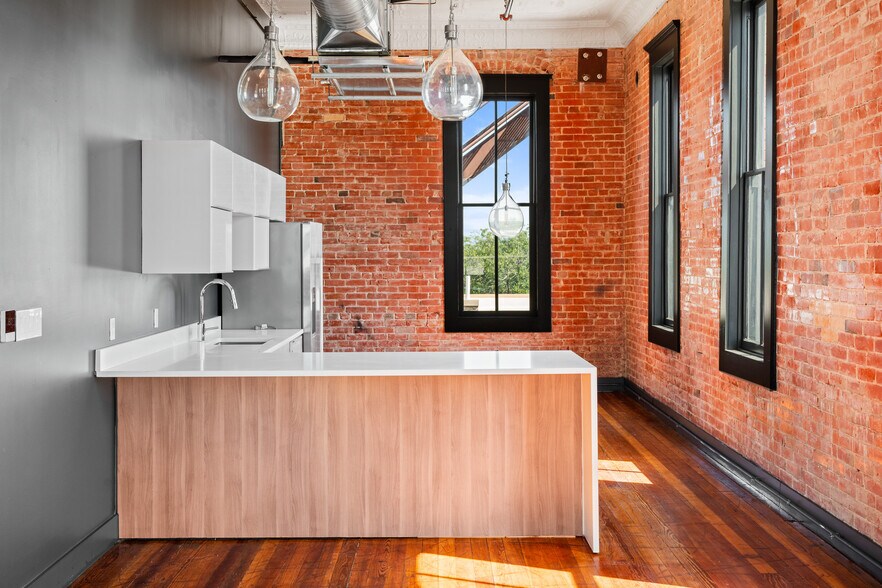 More Photos Of 119 W San Antonio St, Lockhart Storefront Retail Office For Lease