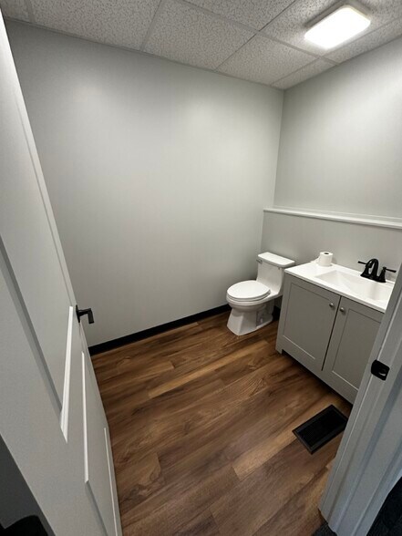 More Photos Of 38845 Mentor Ave, Willoughby Showroom For Lease