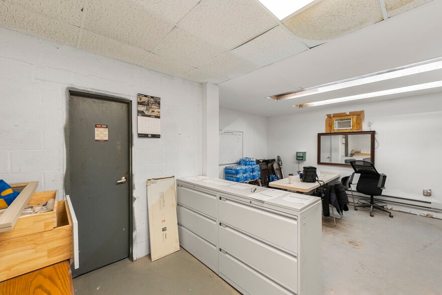 More Photos Of 96 Parkhurst St, Newark Warehouse For Lease