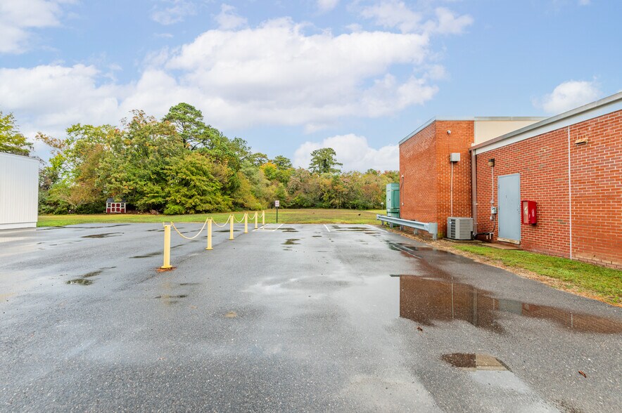 More Photos Of 16945 General Puller Hwy, Deltaville Office For Sale