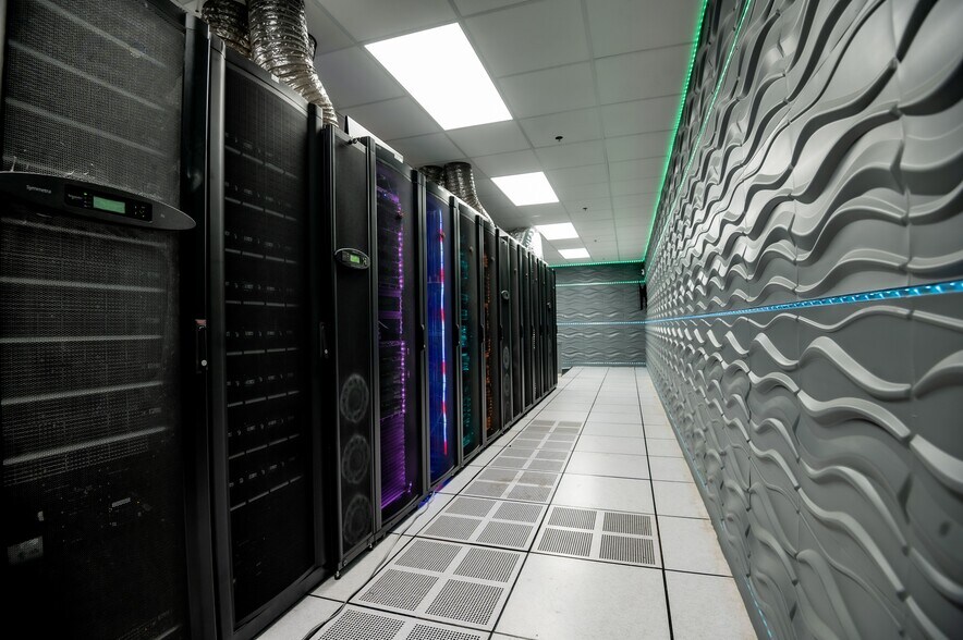 More Photos Of 4100 Lafayette Center Dr, Chantilly Industrial For Sale