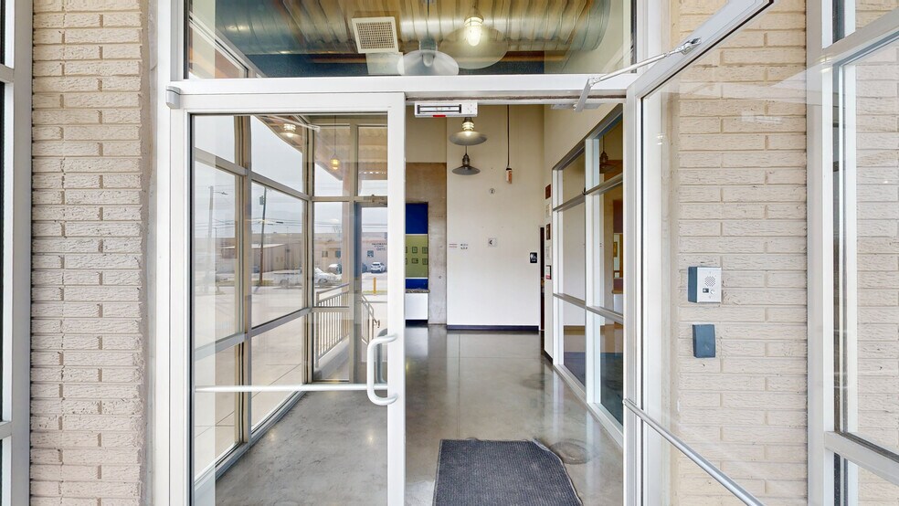 More Photos Of 2747 Oakland Ave, Garland Warehouse For Sale