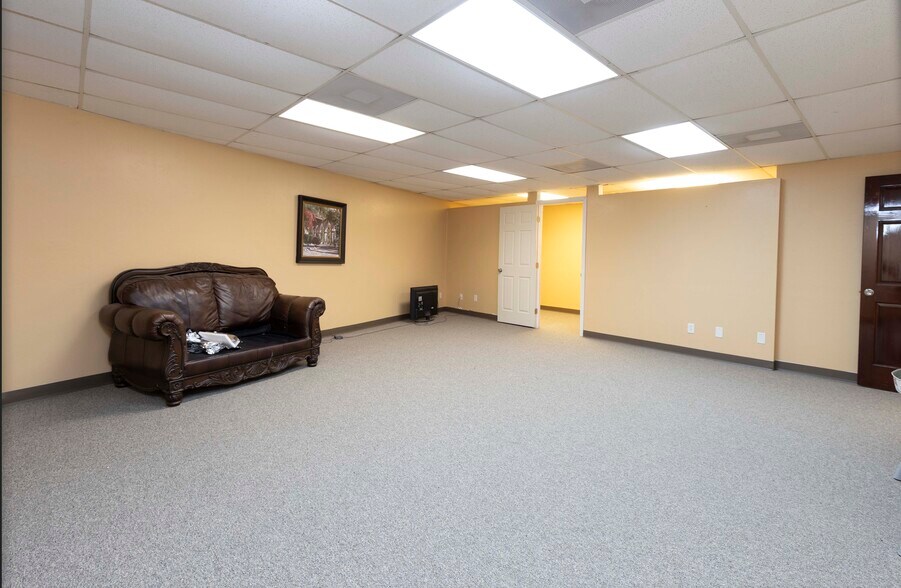 More Photos Of 1203 SE 9th Ter, Cape Coral Light Distribution For Lease