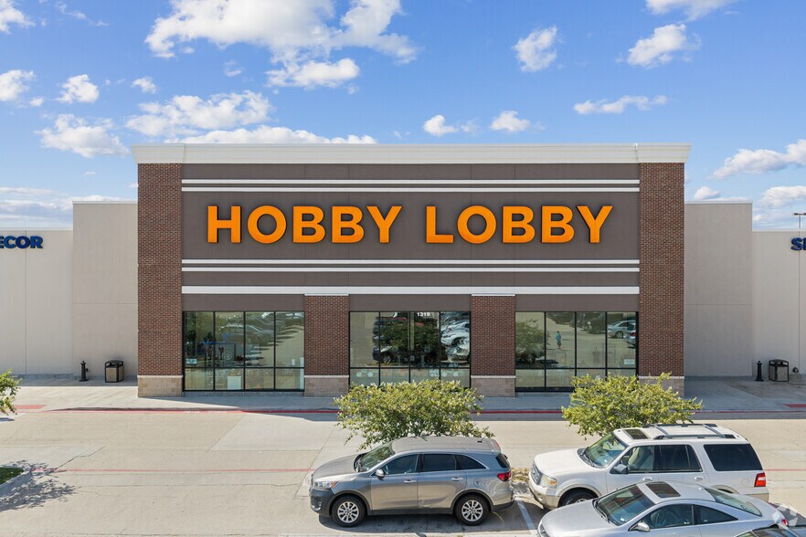 More Photos Of 1309-1323 W Pipeline Rd, Hurst General Retail For Sale