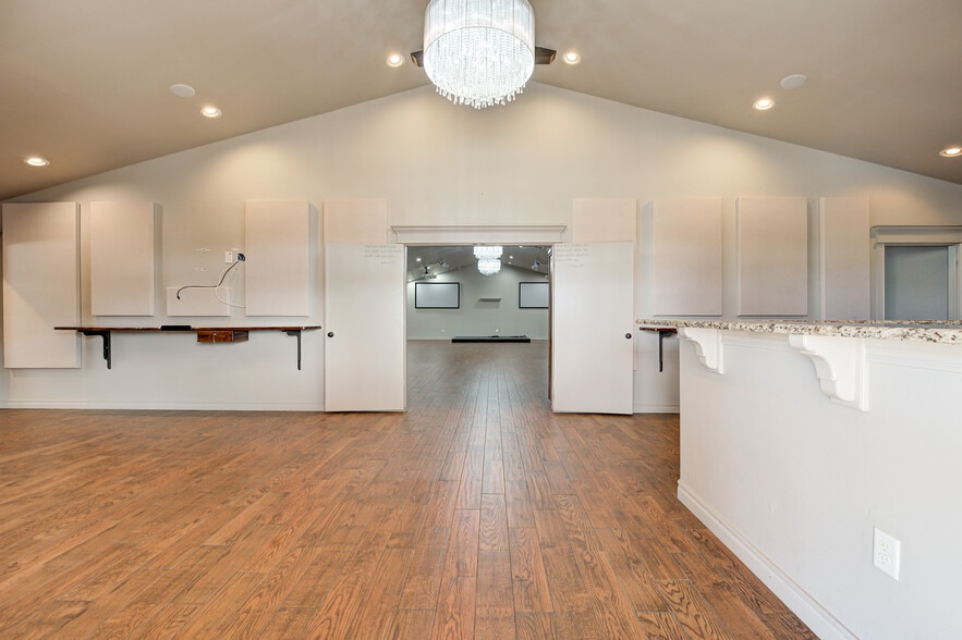 More Photos Of 450 E Main St, Yukon Religious Facility For Sale