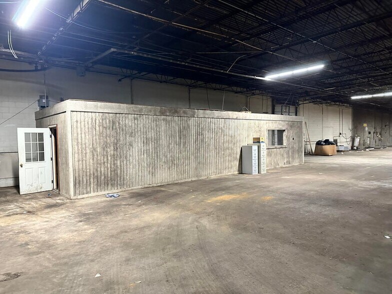 More Photos Of 944 Highway 15 N, New Albany Warehouse For Lease