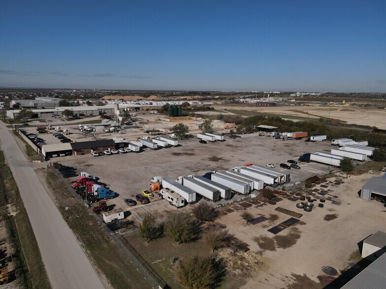 More Photos Of 1732 E Hicks Field Rd, Fort Worth Land For Lease