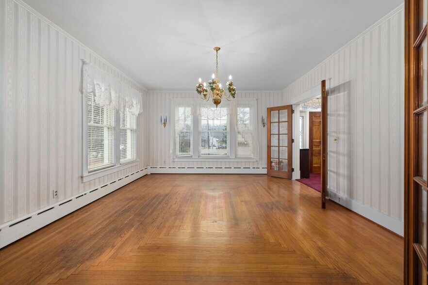 More Photos Of 570 E Main St, Middleburg Office Residential For Sale