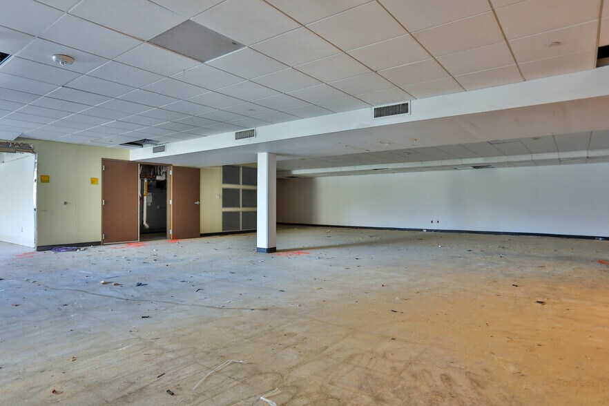 More Photos Of 7000 San Pedro Ave, San Antonio Storefront Retail Office For Sale