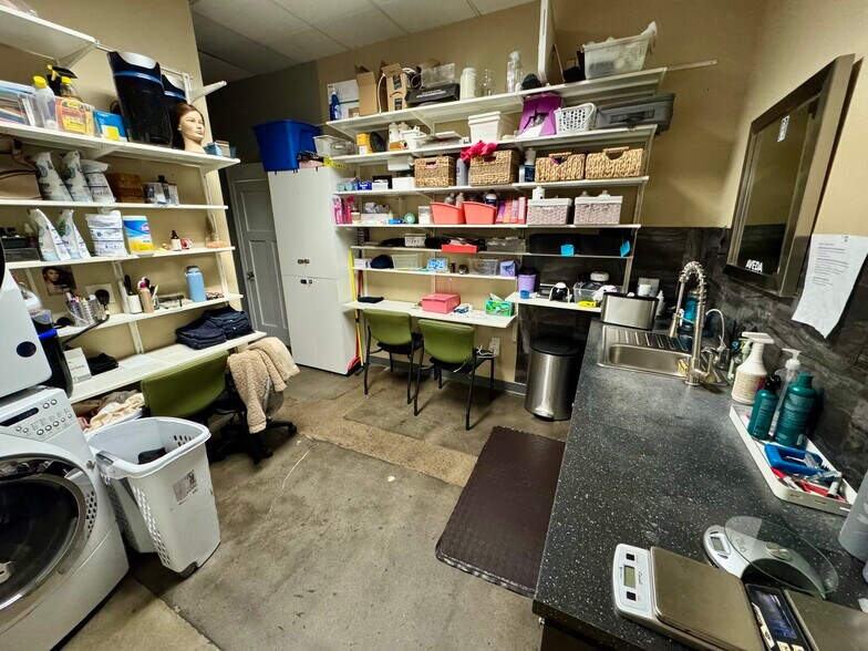 More Photos Of 205 W 6th St, Vancouver Convenience Store For Lease