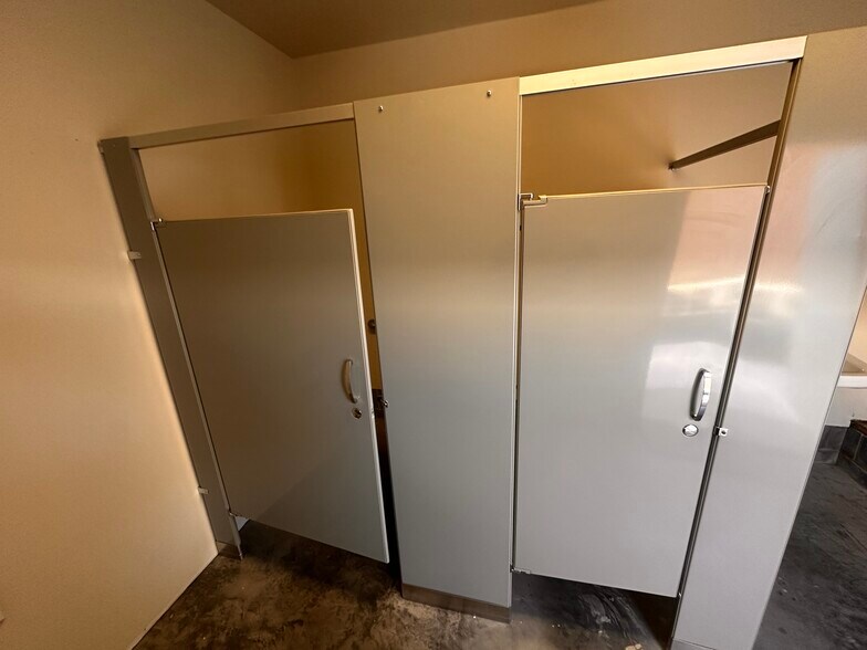 More Photos Of 522A S Main St, Broadway Flex For Sale
