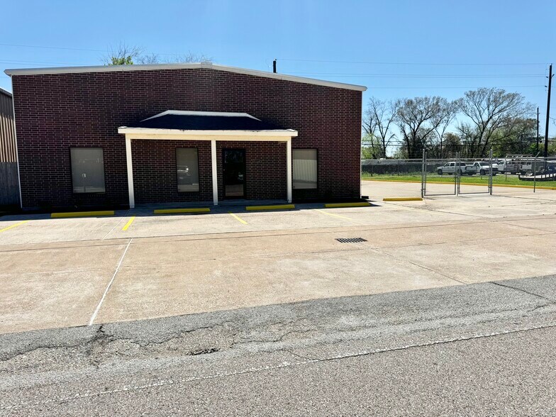 Primary Photo Of 9215 Thomasville Dr, Houston Warehouse For Lease