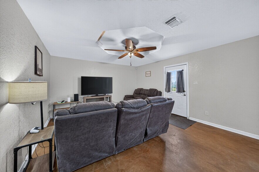 More Photos Of 4044 W FM 476, Poteet Flex For Sale