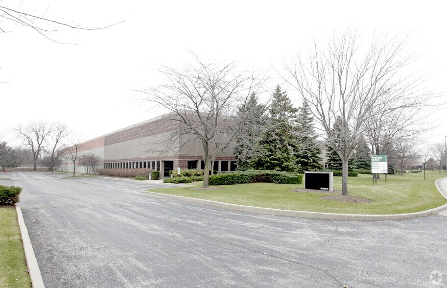 More Photos Of 550 Bond St, Lincolnshire Warehouse For Lease
