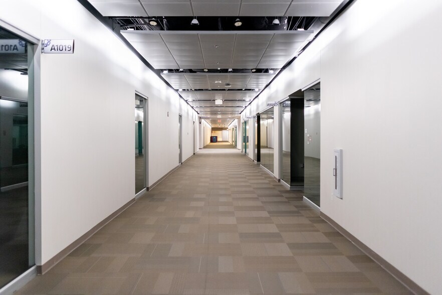 More Photos Of 495 S Grand Central Pky, Las Vegas Showroom For Lease