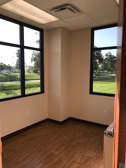 More Photos Of 19701 Kingwood Dr, Porter Medical For Lease