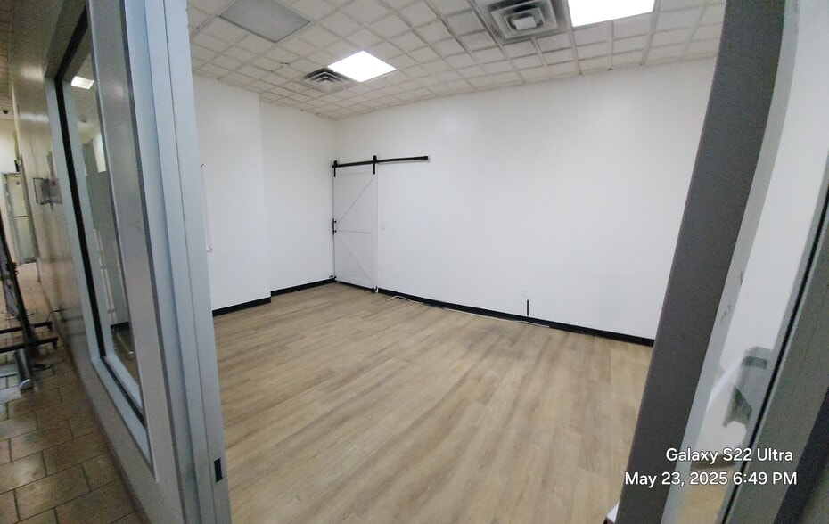 More Photos Of 34-27 Steinway St, Astoria Office For Lease