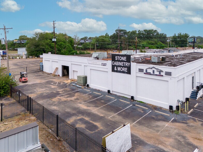More Photos Of 2866 Poplar Ave, Memphis Storefront Retail Office For Sale