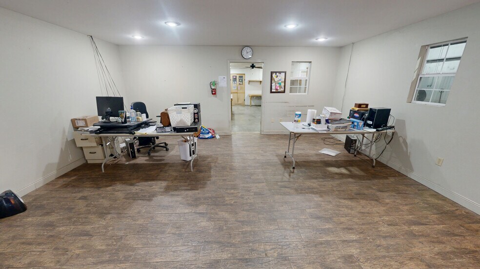 More Photos Of 413 Albano Dr, Springdale Warehouse For Lease