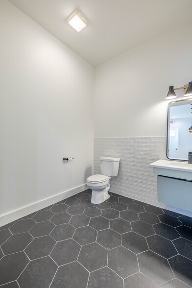 More Photos Of 8343 Upland Ave, Lubbock Office For Sale