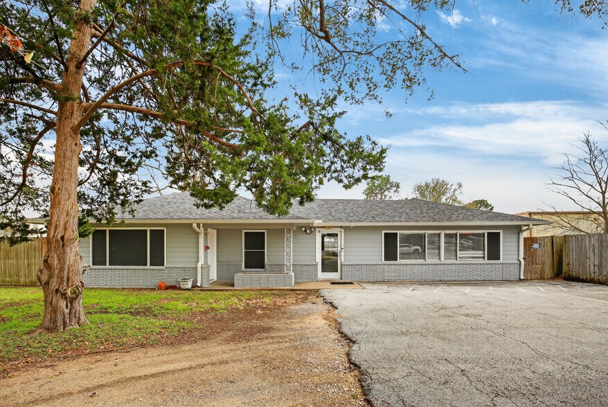 More Photos Of 5109 E 5th St, Katy Storefront Retail Office For Lease