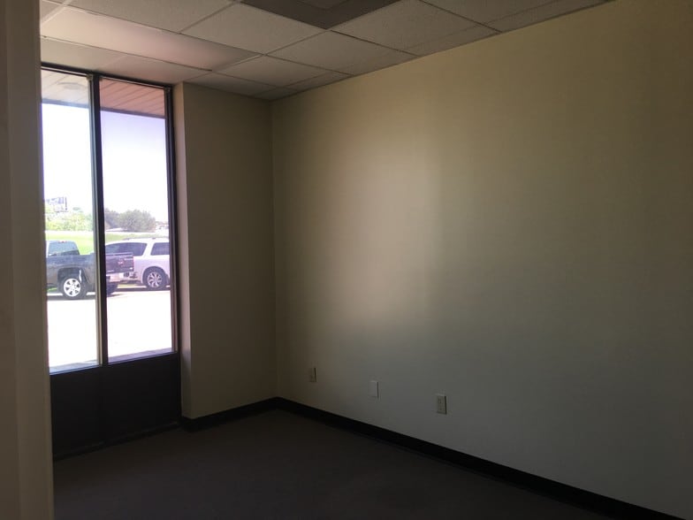 More Photos Of 400 N 11th St, La Porte Unknown For Lease