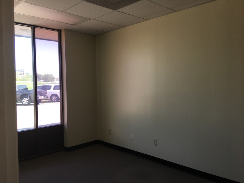 More Photos Of 400 N 11th St, La Porte Unknown For Lease