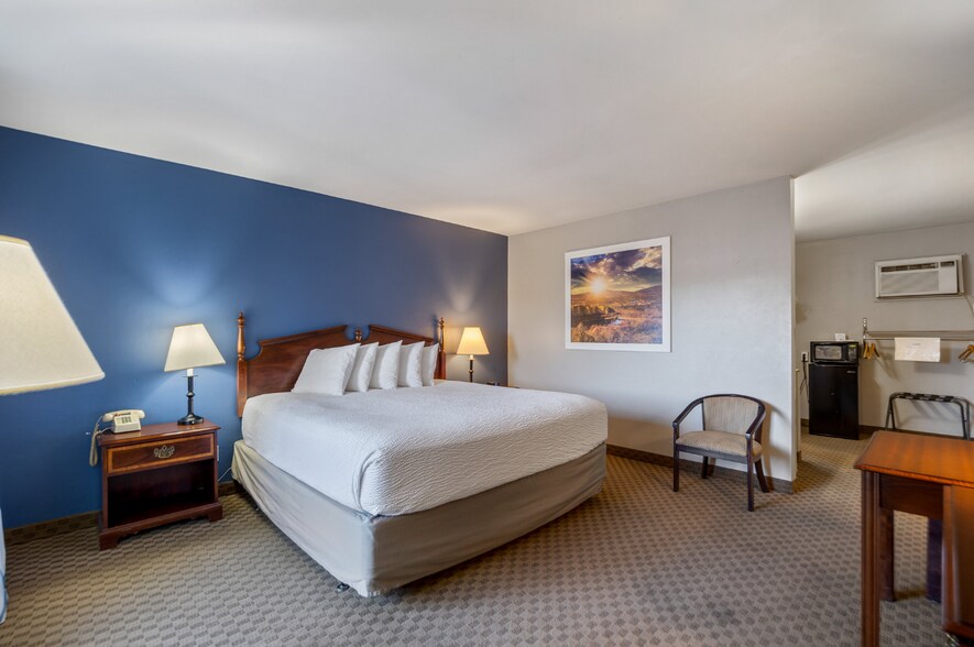 More Photos Of 480 W Deuce of Clubs, Show Low Hotel For Sale