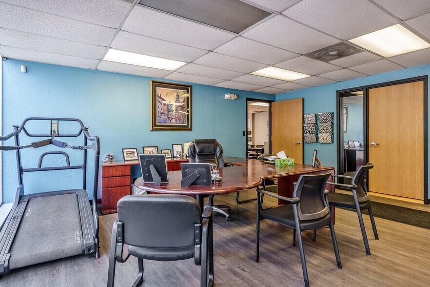 More Photos Of 415 N 3rd St, Rockford Light Distribution For Lease