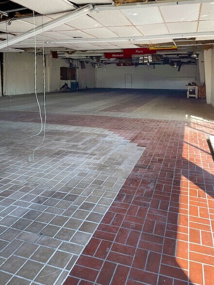 More Photos Of 530 Old Route 66, Saint Robert General Retail For Sale