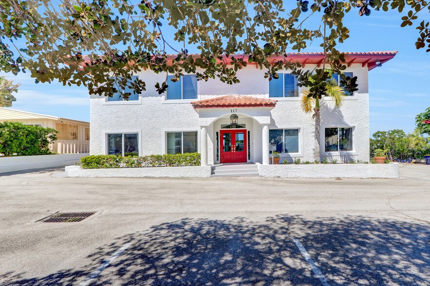 Primary Photo Of 117 SE Seminole St, Stuart Medical For Sale
