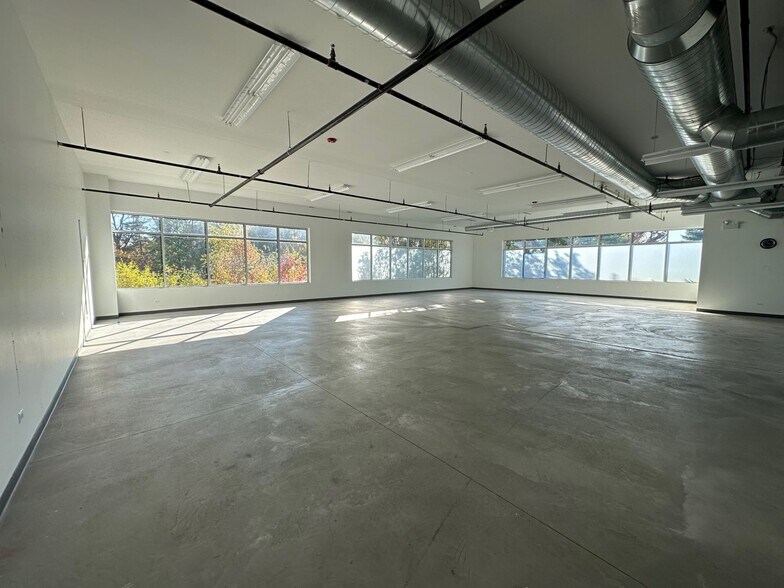 More Photos Of 900 S Milwaukee Ave, Vernon Hills Freestanding For Lease