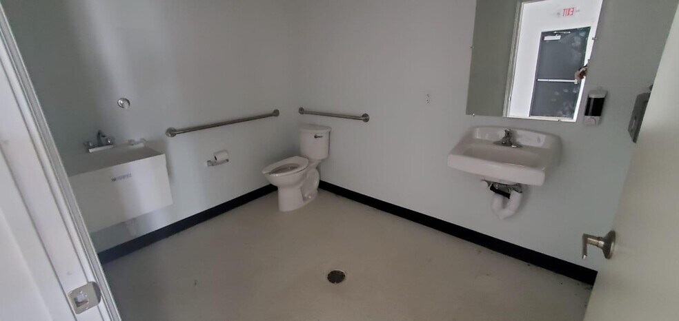 More Photos Of 1202 E Rio Grande St, Victoria Freestanding For Lease