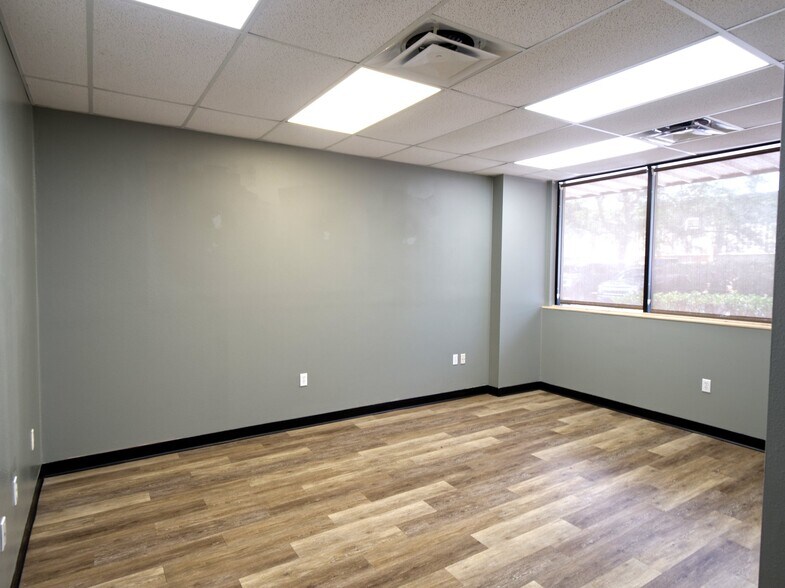More Photos Of 402 Chairman Ct, DeBary Warehouse For Lease