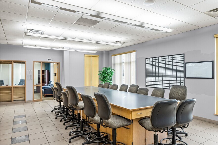 More Photos Of 11180 86th Ave N, Osseo Flex For Lease