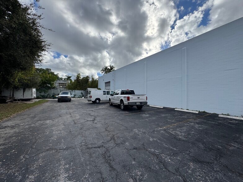 More Photos Of 100 NE 26th St, Miami Warehouse For Sale